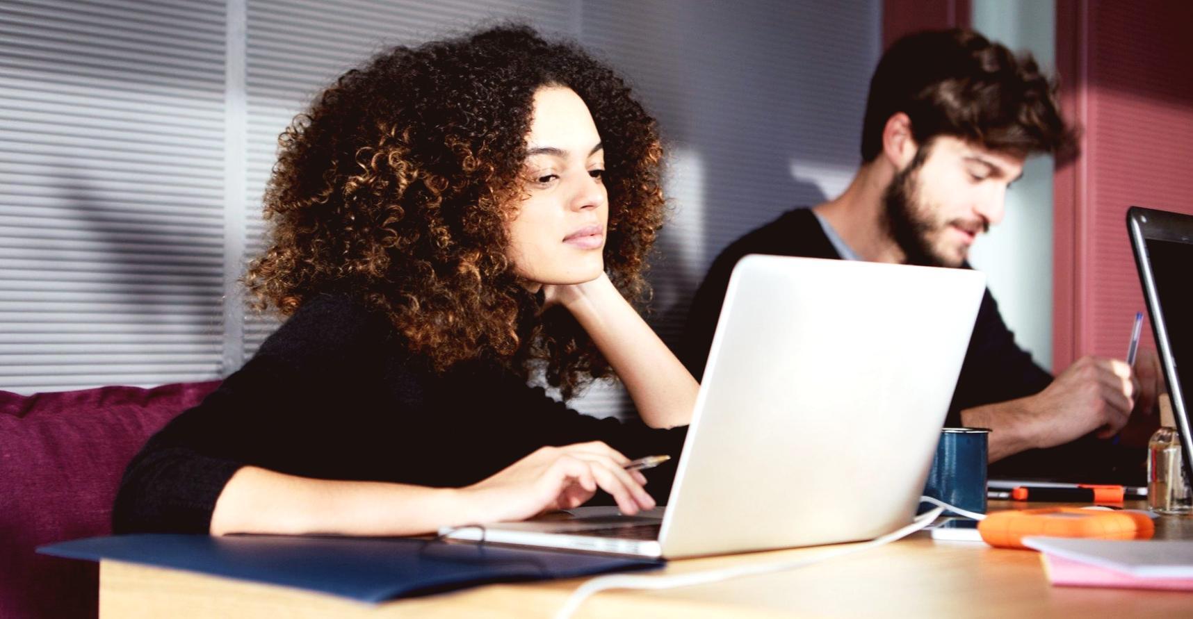 Equipo trabajando en desarrollo de plataforma financiera
