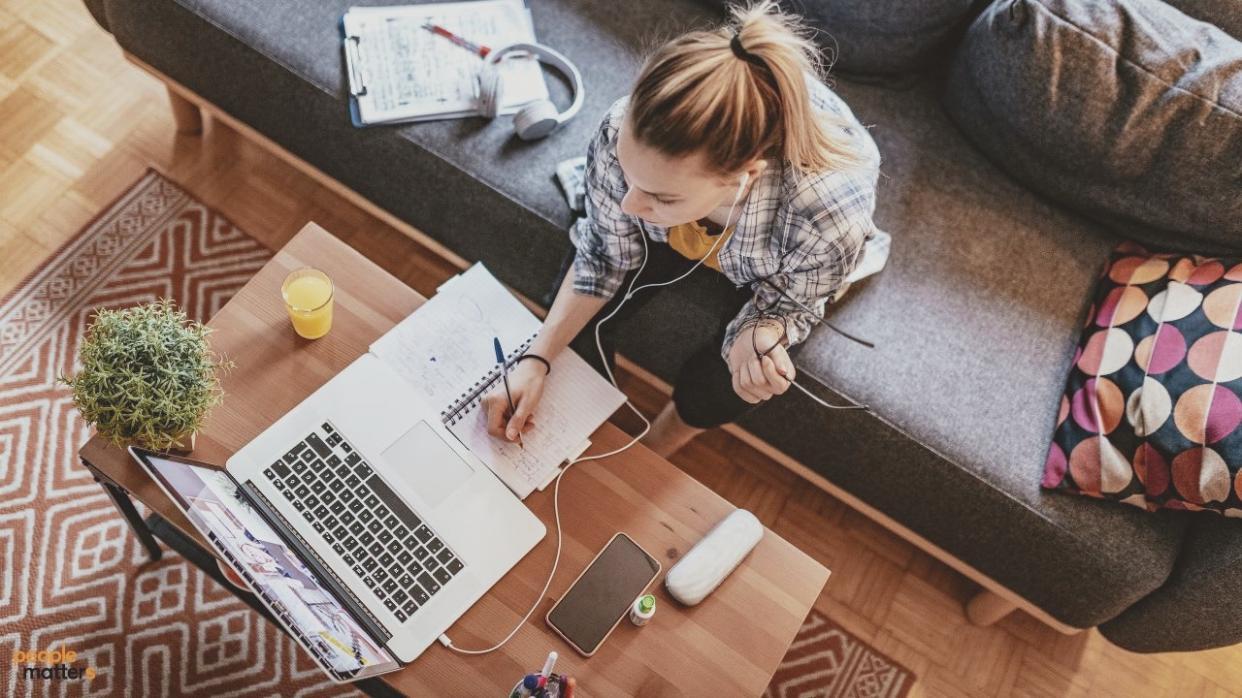 Usuario revisando resumen mensual de gastos en dispositivo móvil