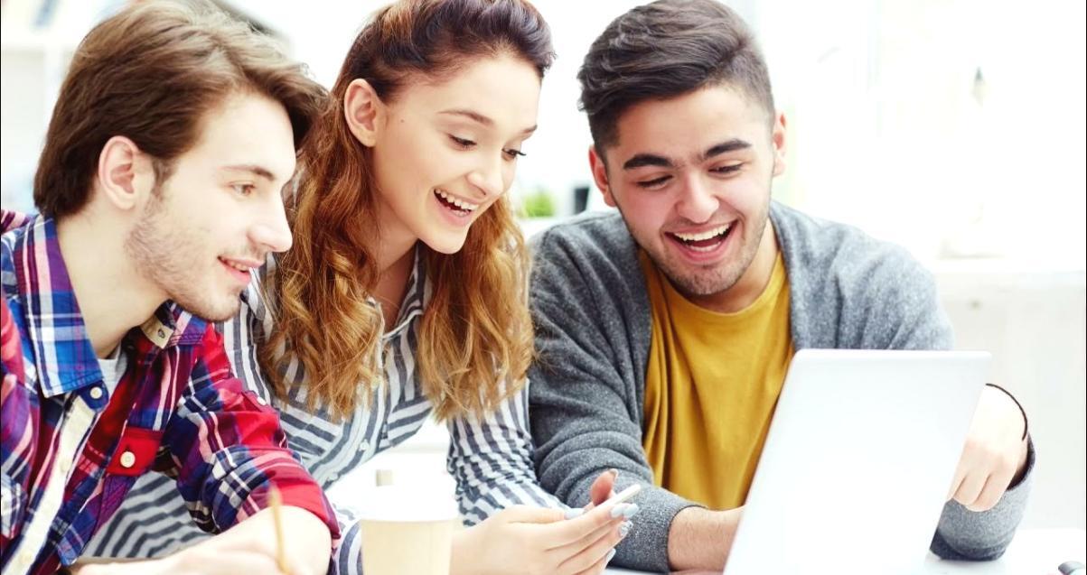 Interfaz simplificada de registro de gastos mostrando categorización automática