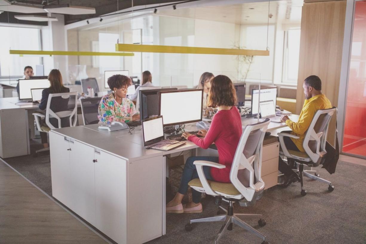 Panel de análisis de gastos con gráficos de tendencias temporales