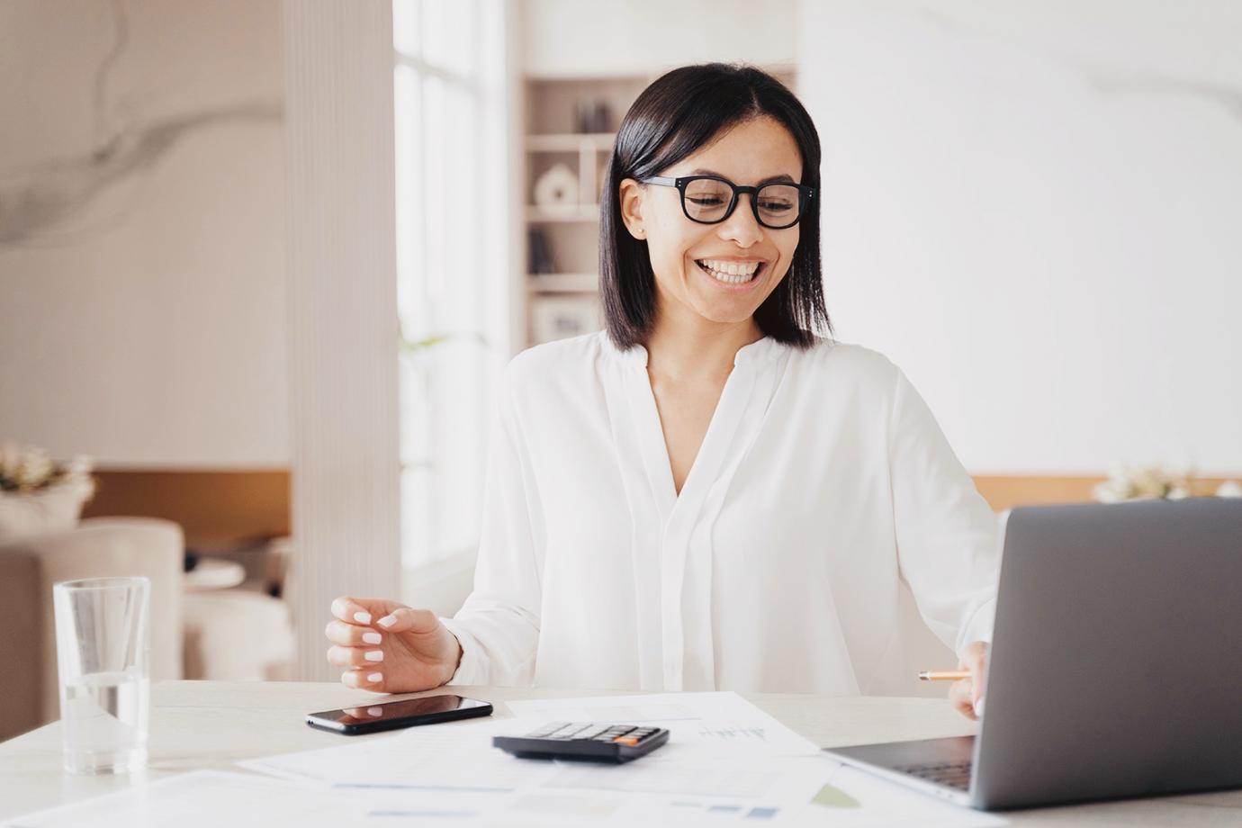 Revisión de informes financieros mensuales con gráficos y análisis de tendencias